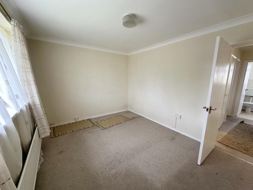 Lot: 144 - SELF-CONTAINED ONE-BEDROOM FLAT - Bedroom